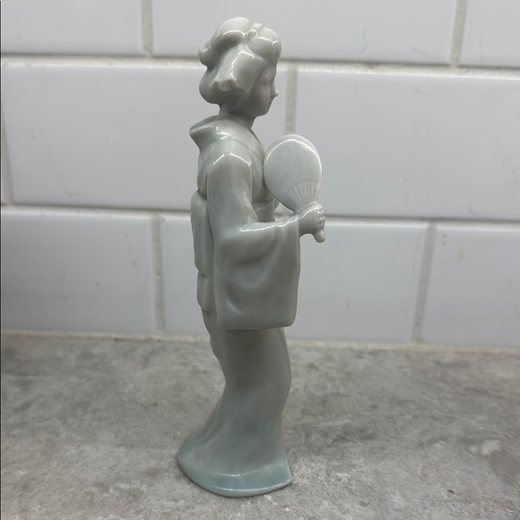 Vintage SHAFFORD Japanese Glazed Porcelain Geisha figurine. Light green. - Picture 4 of 6